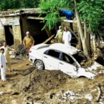 Khyber Pakhtunkhwa में Pakistan Flood से 320 मौतें, missing people की तलाश और rescue operations जारी।