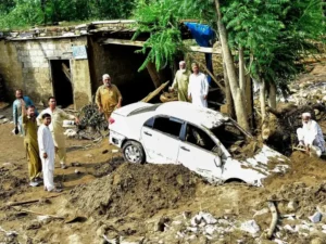 Khyber Pakhtunkhwa में Pakistan Flood से 320 मौतें, missing people की तलाश और rescue operations जारी।