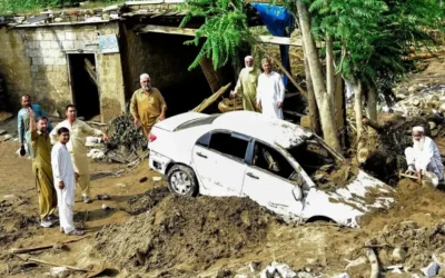 Khyber Pakhtunkhwa में Pakistan Flood से 320 मौतें, missing people की तलाश और rescue operations जारी।