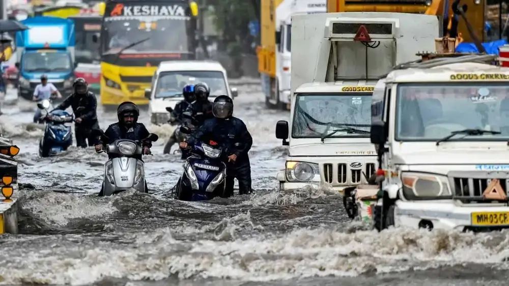 Mumbai बारिश अलर्ट 2025 यूपी गंगा बाढ़ दिल्ली बिहार मौसम अपडेट
